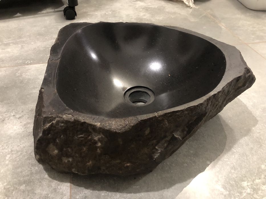 Камяний умивальник (раковина з камню)