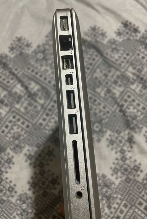 Laptop Apple MACBOOK PRO 13,3' z 2010 - z płytami CD