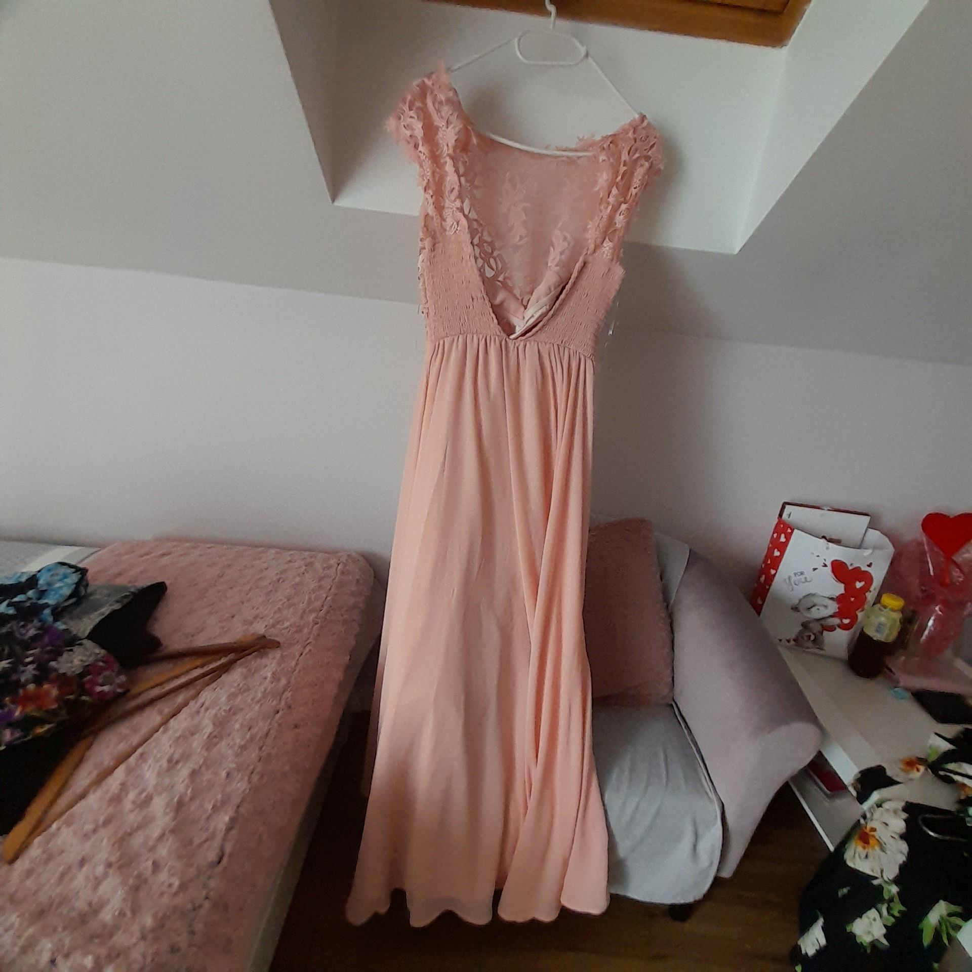 Długa brzoskwiniowa sukienka