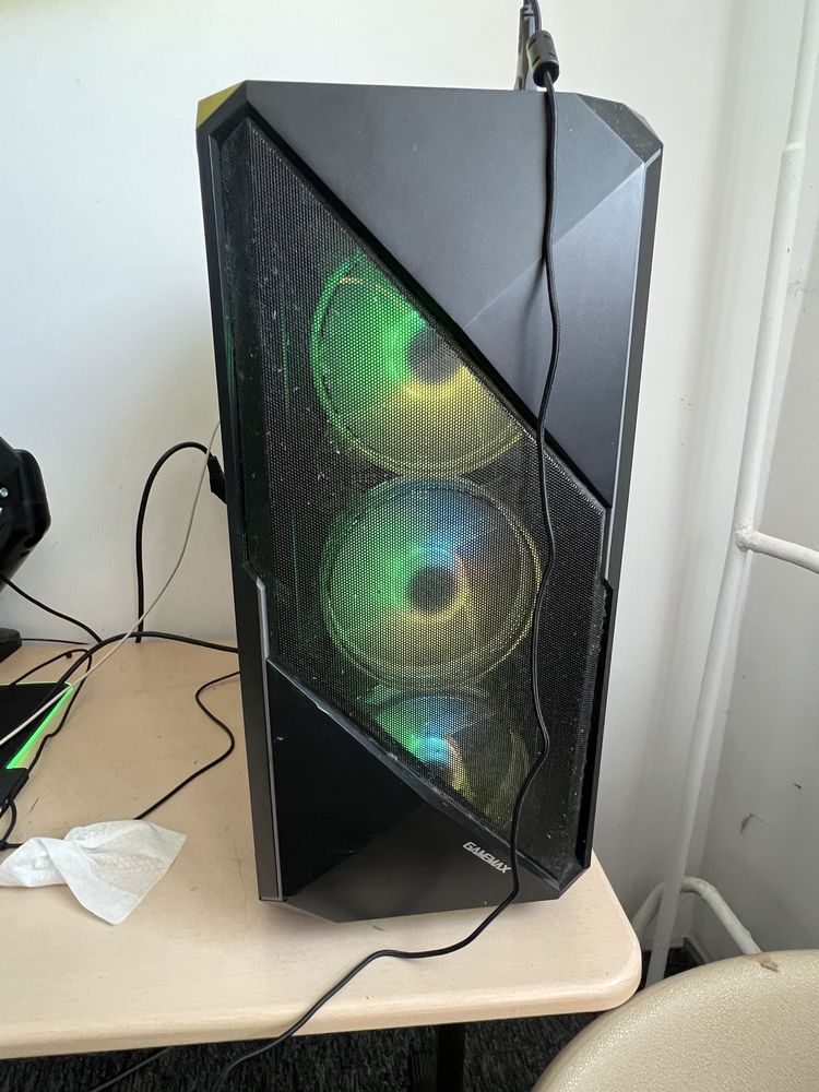 sprzedam Komputer z 2 monitorami