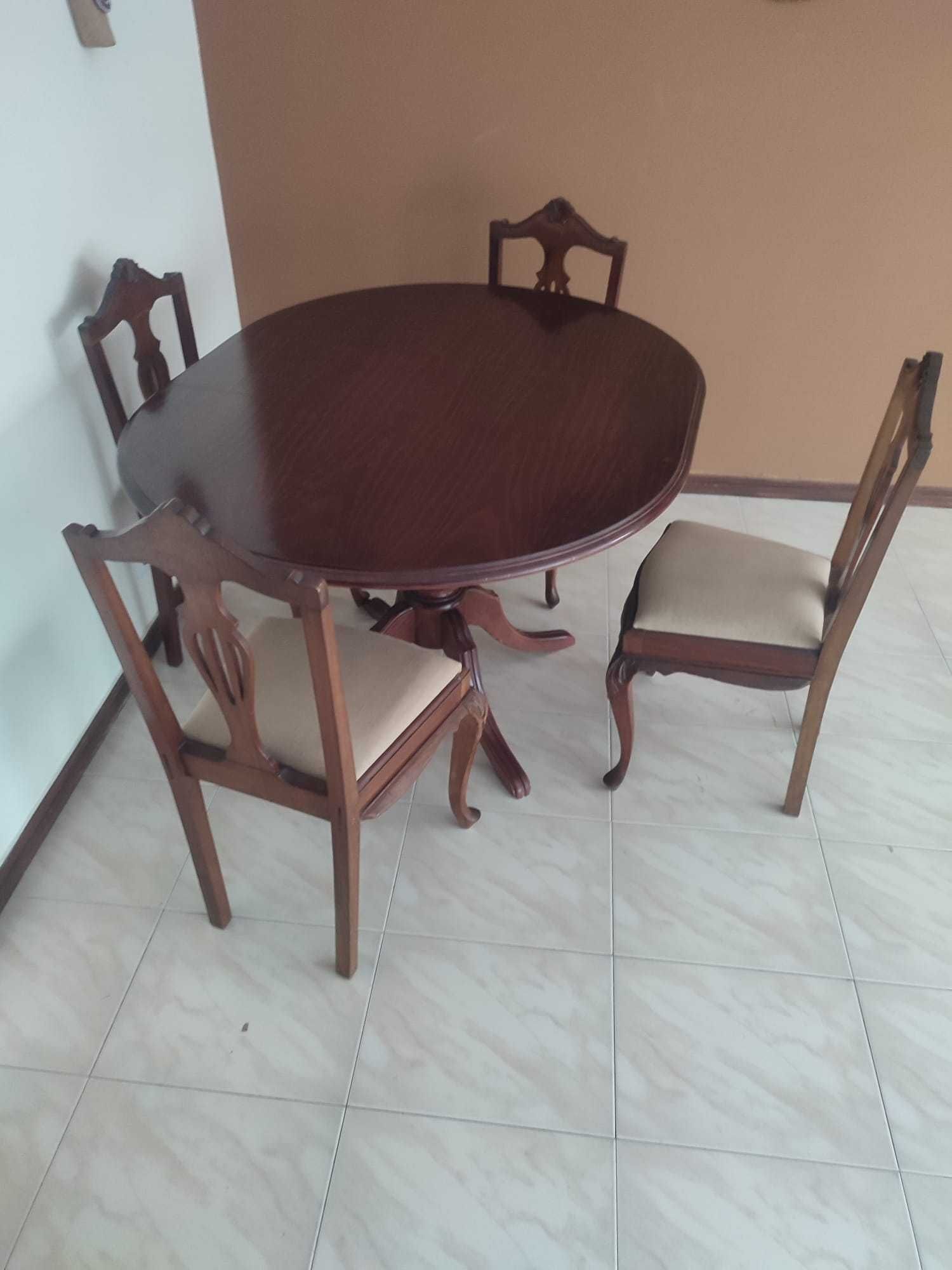 Mesa redonda com extensão de 34 cm