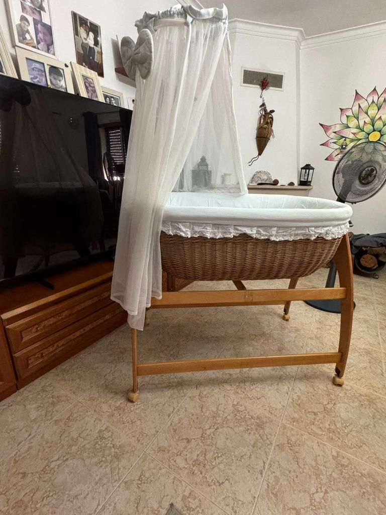 Berço com suporte e rodas estado novo