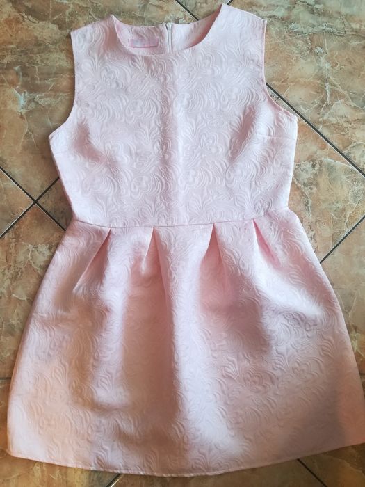 Sukienka XL tłoczona pudrowy róż bez rękawów