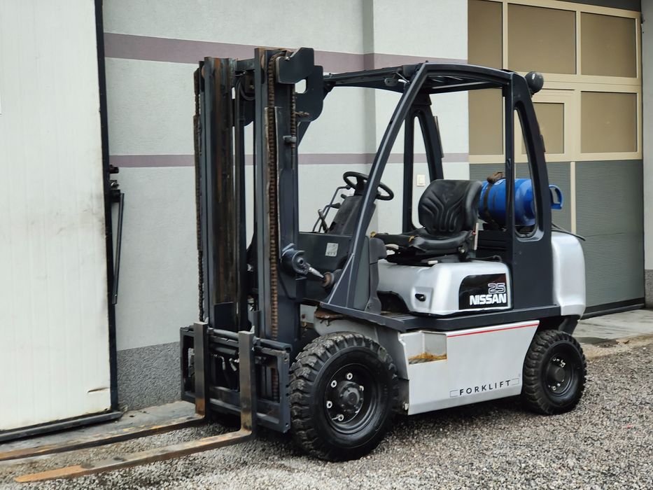 Wózek widłowy Nissan FG25 2.5T Lpg Przesuw Boczny Pompowane opony