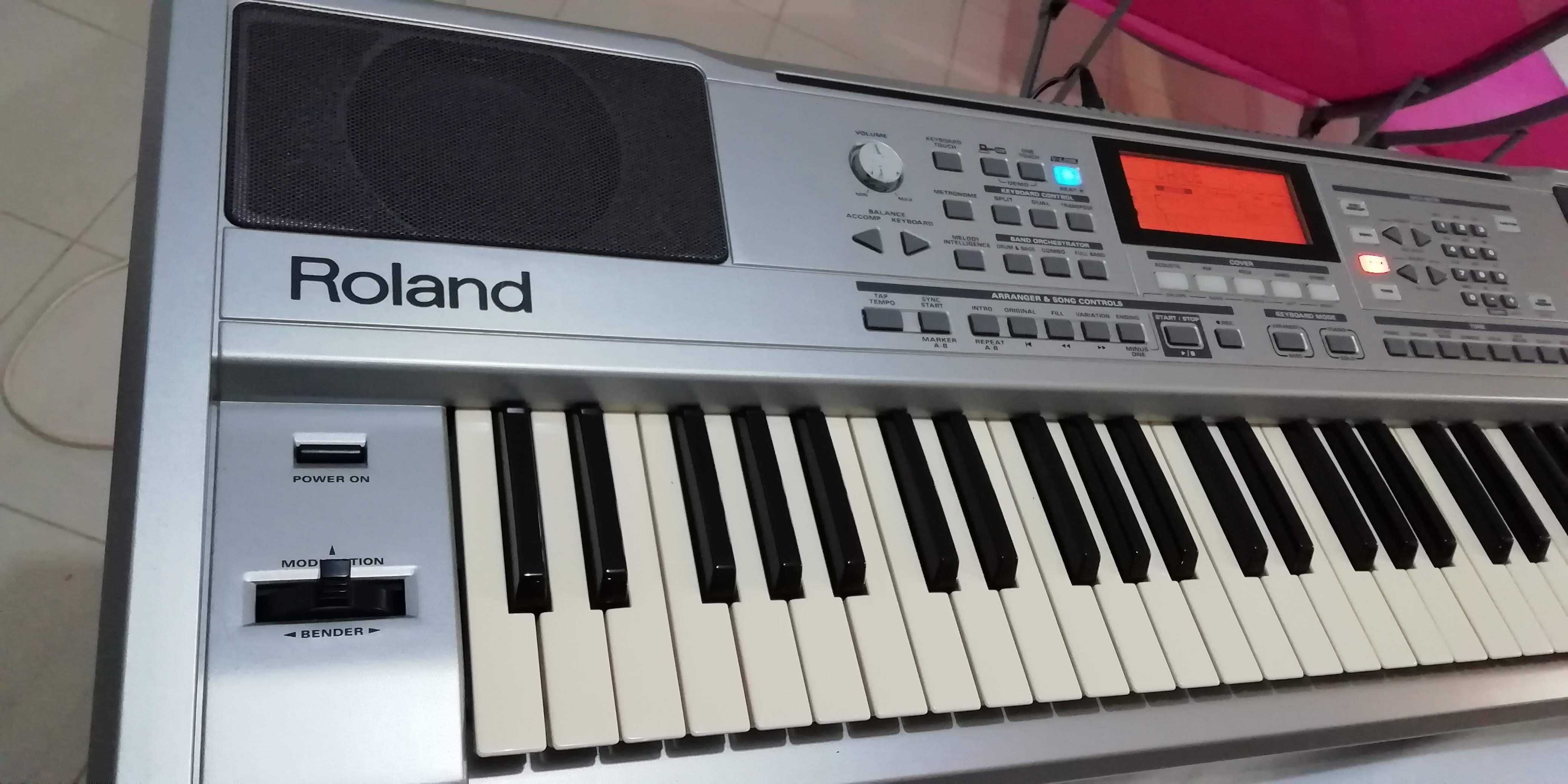 Teclado de arranjos Roland EXR-3 usado