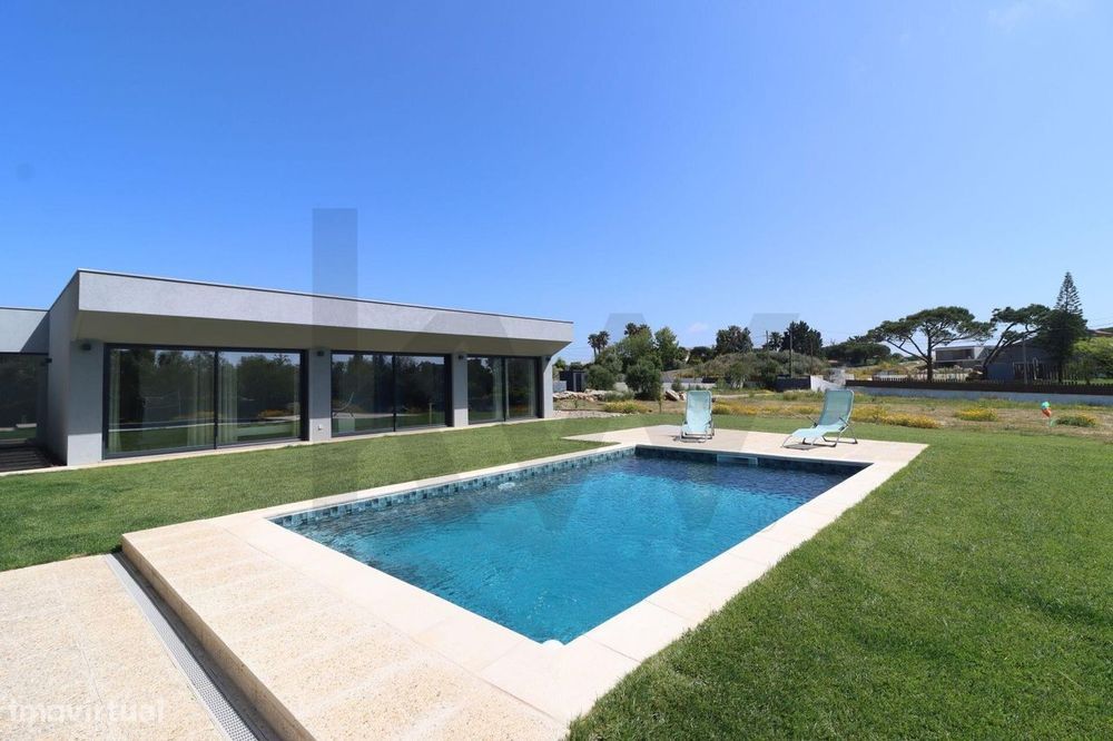 Moradia térrea T4 com piscina inserida em lote com 5000 m2 Casal da Gr