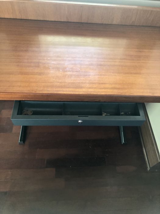 Mesa de madeira com forte estrutura de aço.