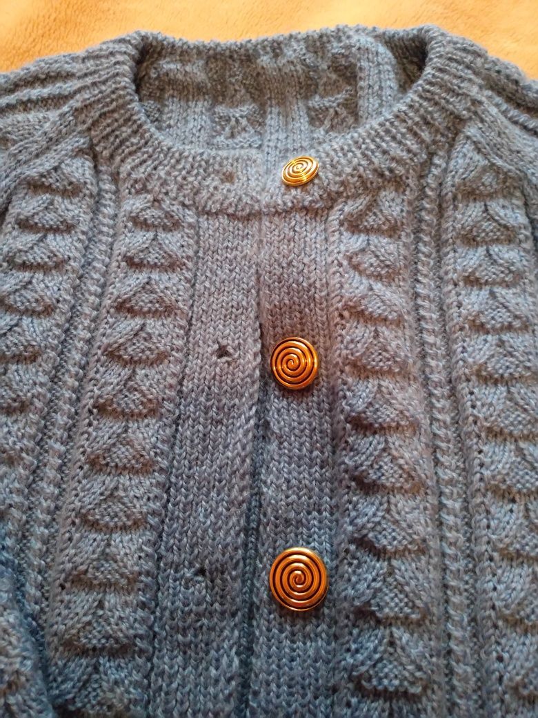 Sweter robiony na drutach