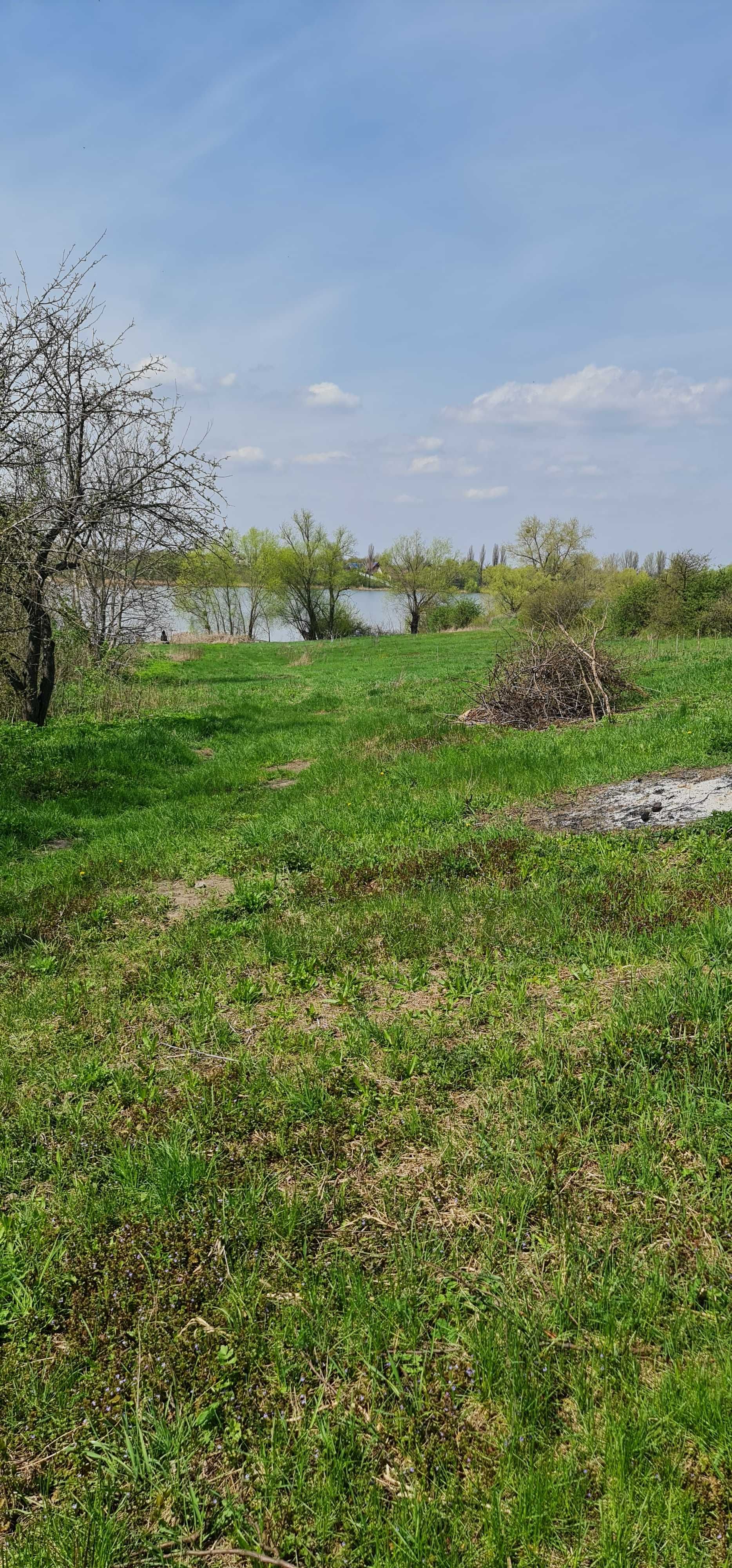 Будинок на березі річки