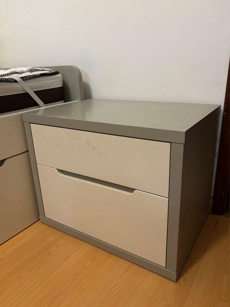 Mesa de cabeceira 2 gavetas cinza e branco (58x40x46cm)