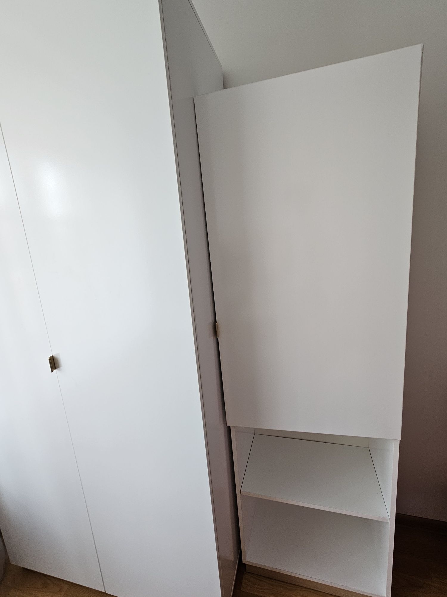 Zestaw białych mebli w bardzo dobrym stanie