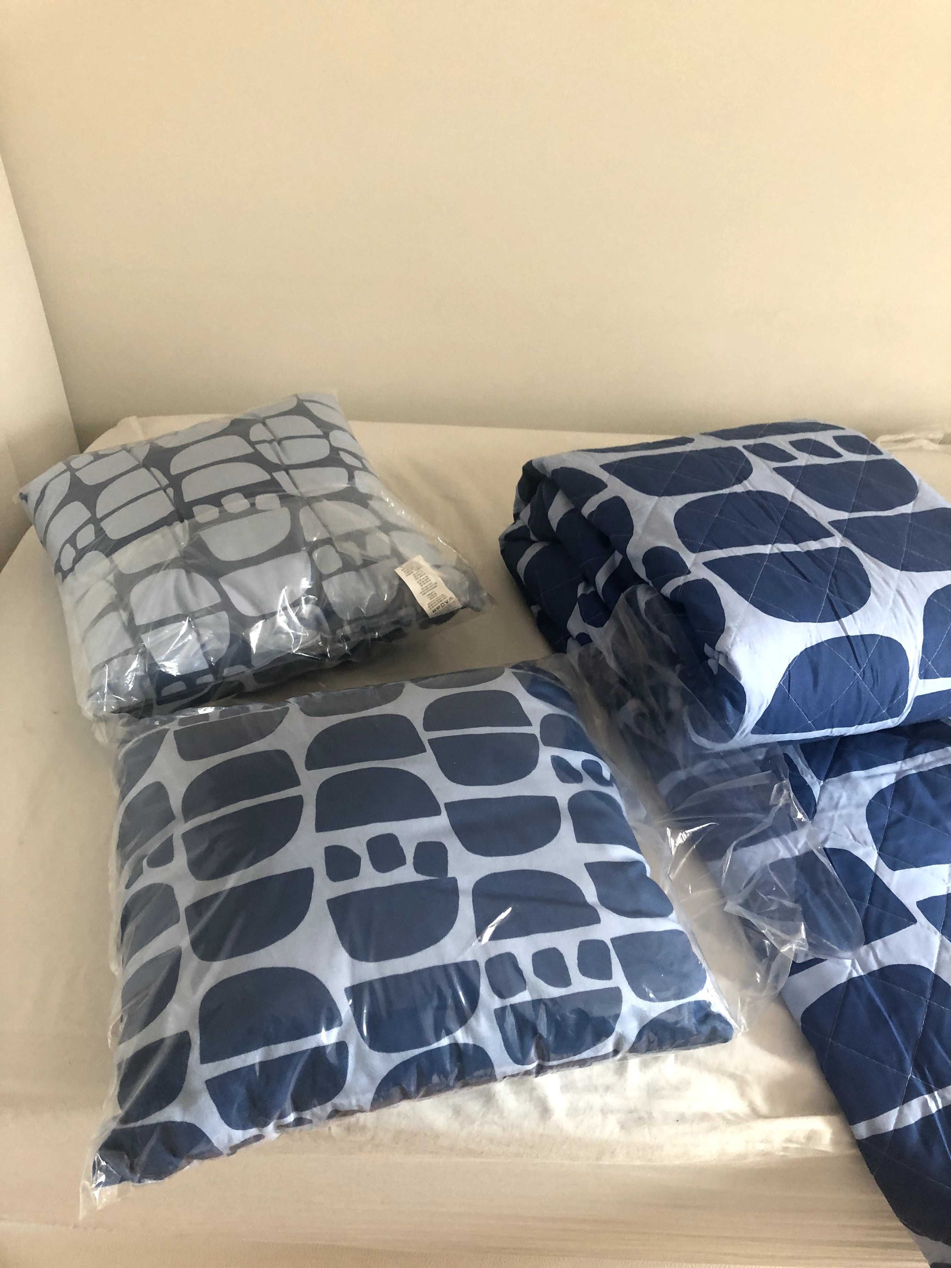 Edredão com estampado azul (250cx270, cama 150)e almofadas decorativas