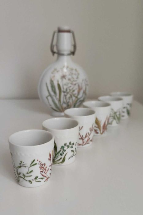 Fürstenberg, porcelanowa piersiówka z kieliszkami