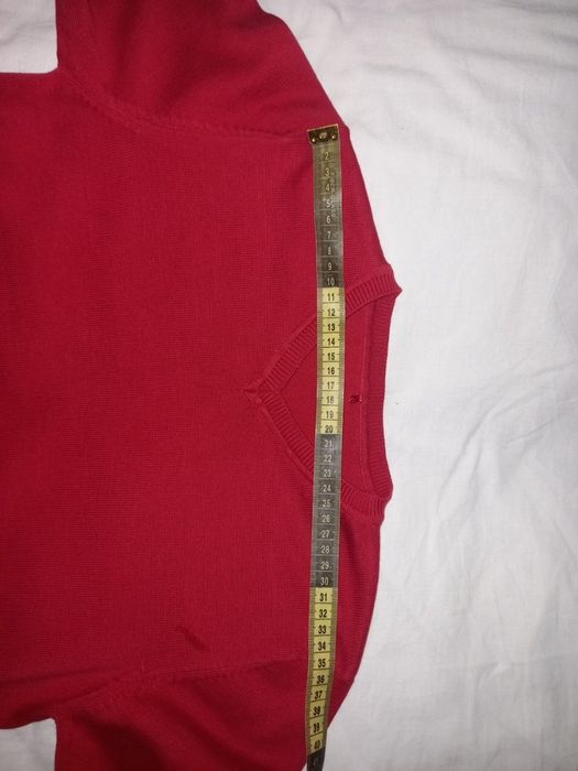 Шкільний светер з v подібним вирізом.