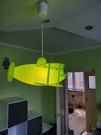 Lampa wisząca w kształcie samolotu.