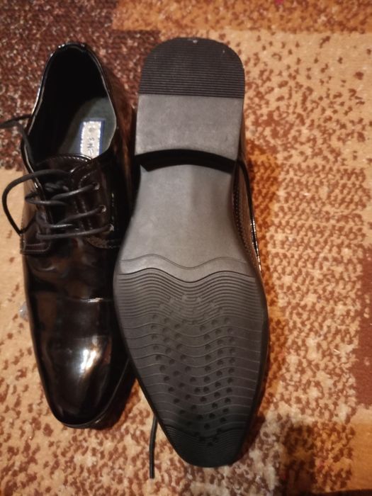 Nowe eleganckie buty lakierowane 40