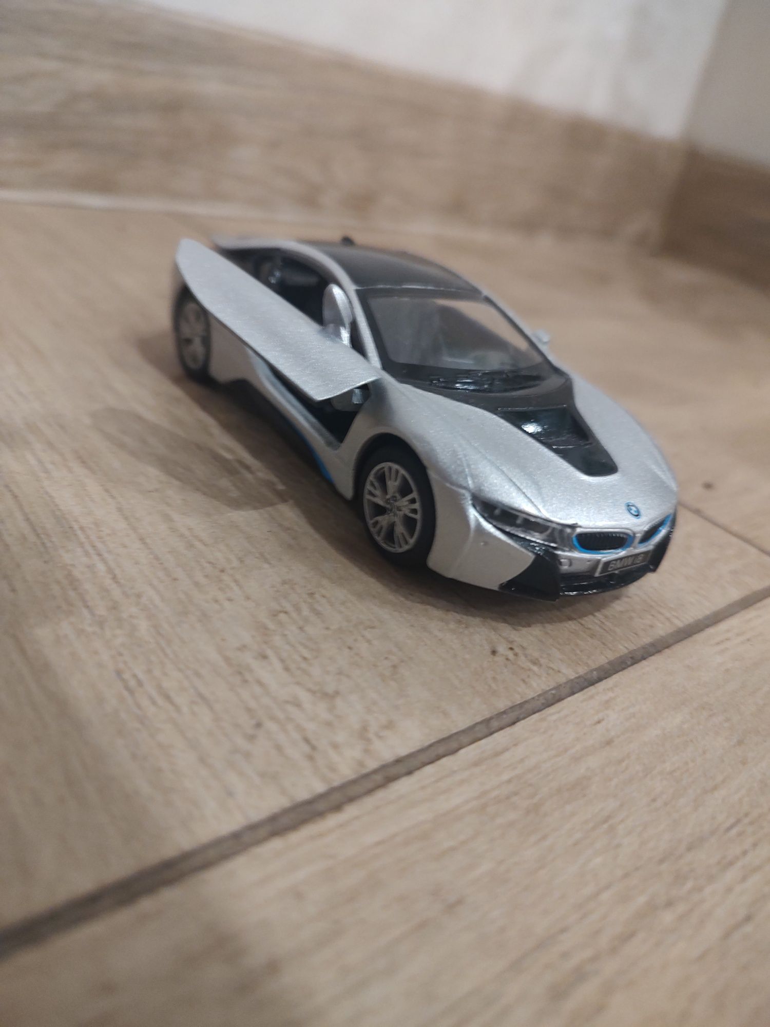 Auto srebrne BMW resorak kolekcjonerskie