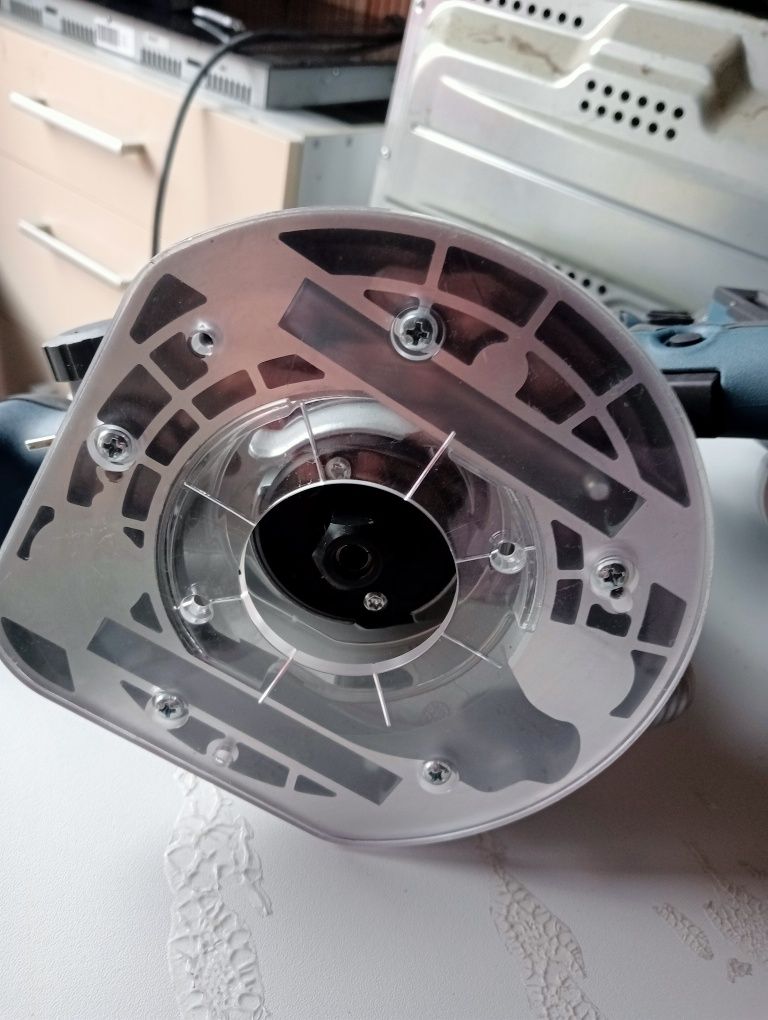 Frezarka gornowrzecionowa Bosch GOF 1250 CE