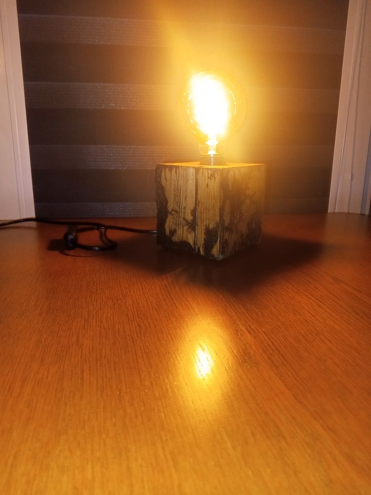 Lampa industrial z opalanego drewna