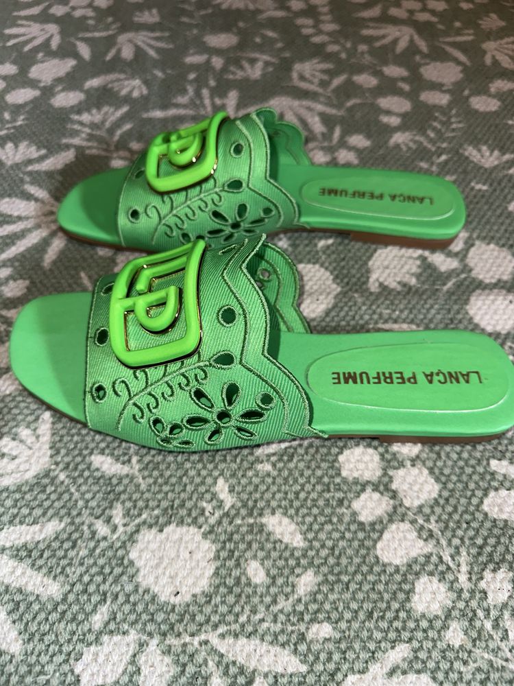 Chinelos verdes com bordados Lança Perfume novos