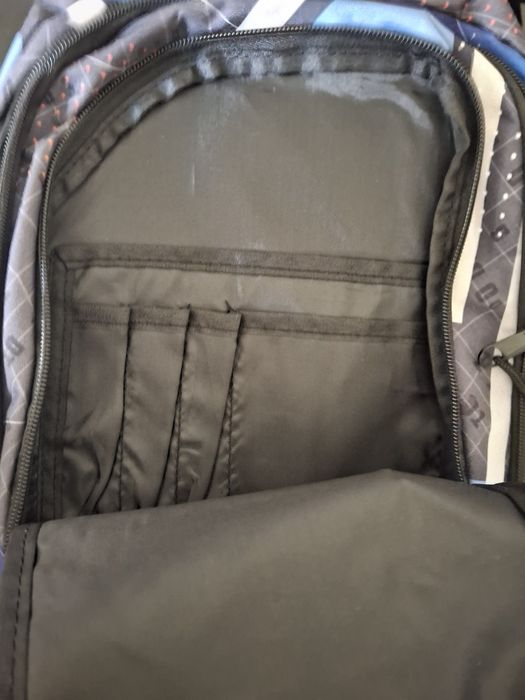 Mochila Note nova com costas almofadadas . 3 bolsas mais interiores