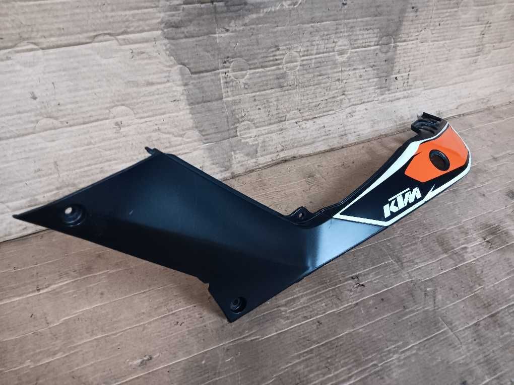 Tampa lateral esquerda KTM Duke 125 / 200 / 250 / 390