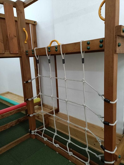 Parque infantil em madeira, com escorrega