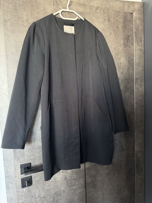 Czarny płaszcz narzutka M 38 vero moda