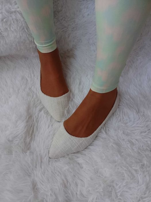 (38) Białe, tweedowe baleriny wieczorowe z mieniącą nitką, NOWE