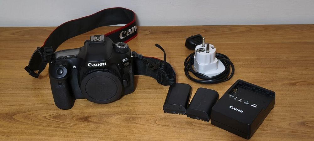 Vendo Canon 80D com carregador e duas baterias