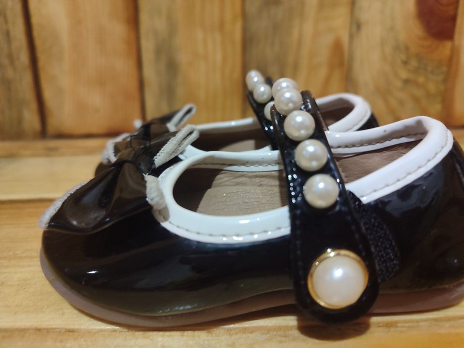 Святкові лакові чорні туфлі