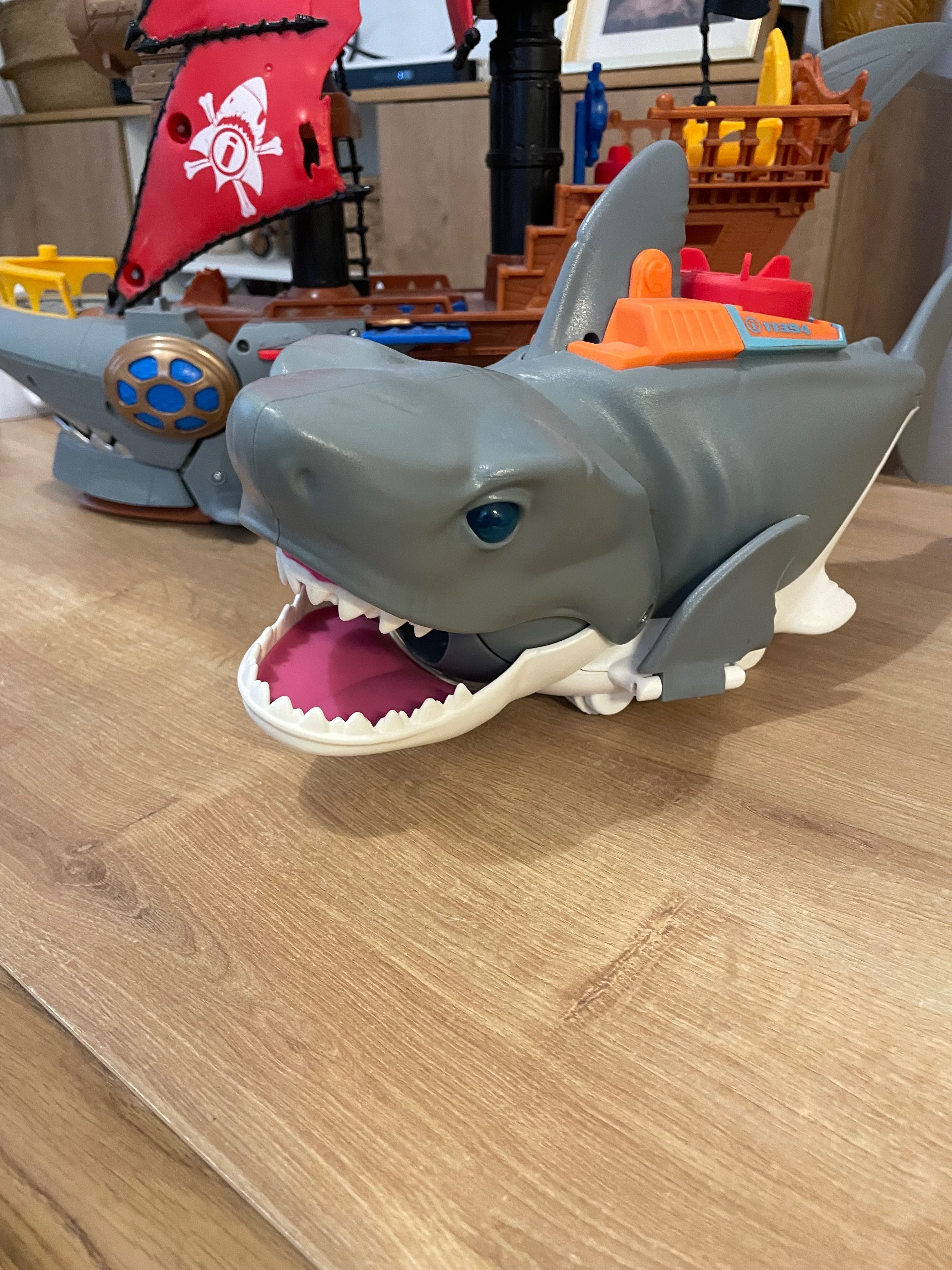 Zabawki zestaw statek i rekin