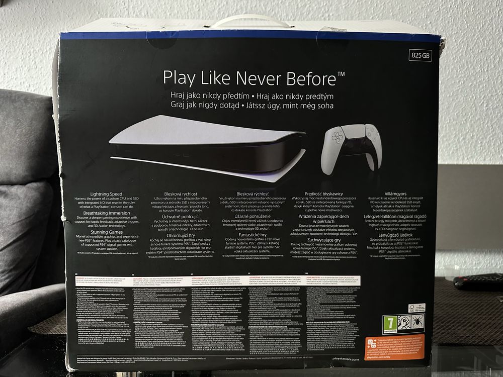 Playstation 5 Digital Edition 825GB SSD 8K HDR + 2 pady
