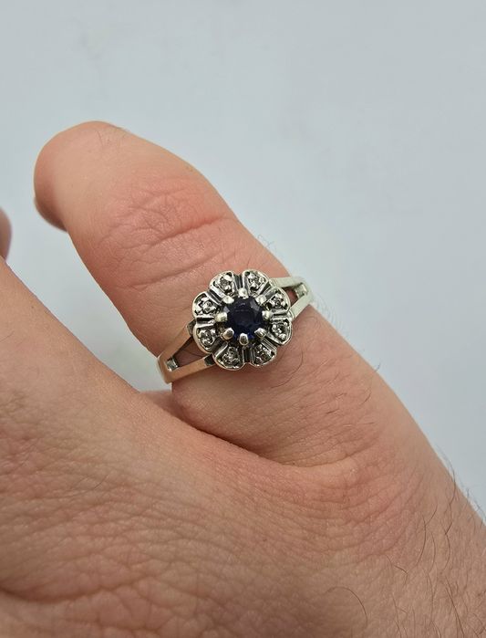 Złoty pierścionek z szafirem i diamentami