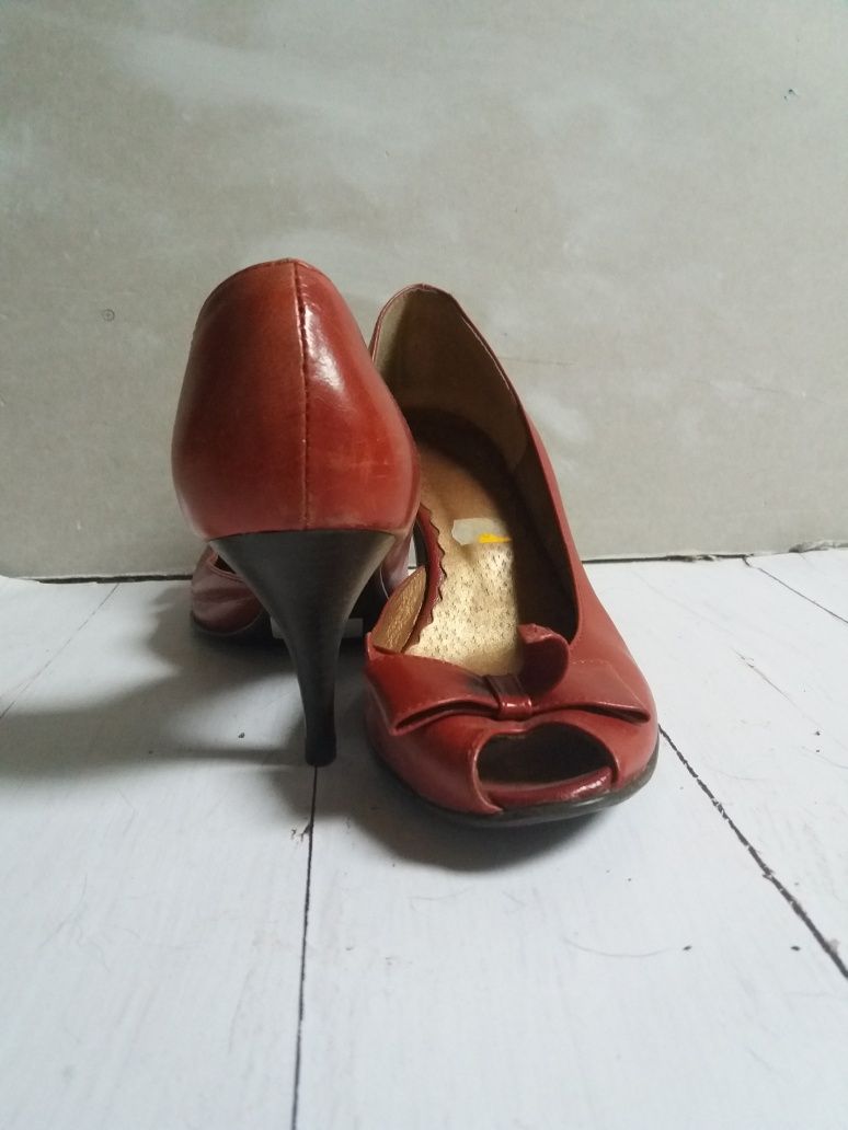 Czerwone czolenka open toe