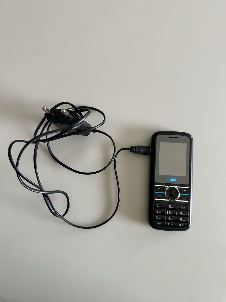Telemóvel de teclas com carregador