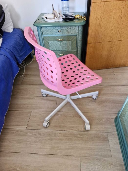 Vendo Cadeira  para secretaria ,  na cor rosa