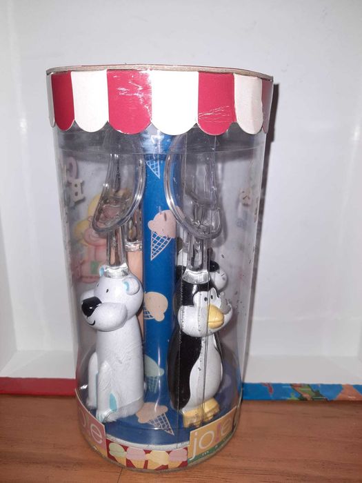 4 colheres giríssimas para gelado, etc. Novas. Preço: 7 euros.