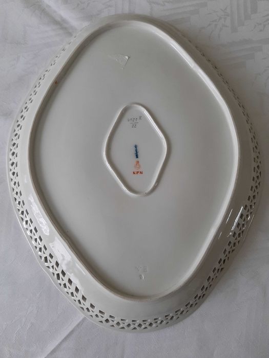 Piękna porcelana, XIX wiek, ażurowy półmisek z motywem kwiatów,