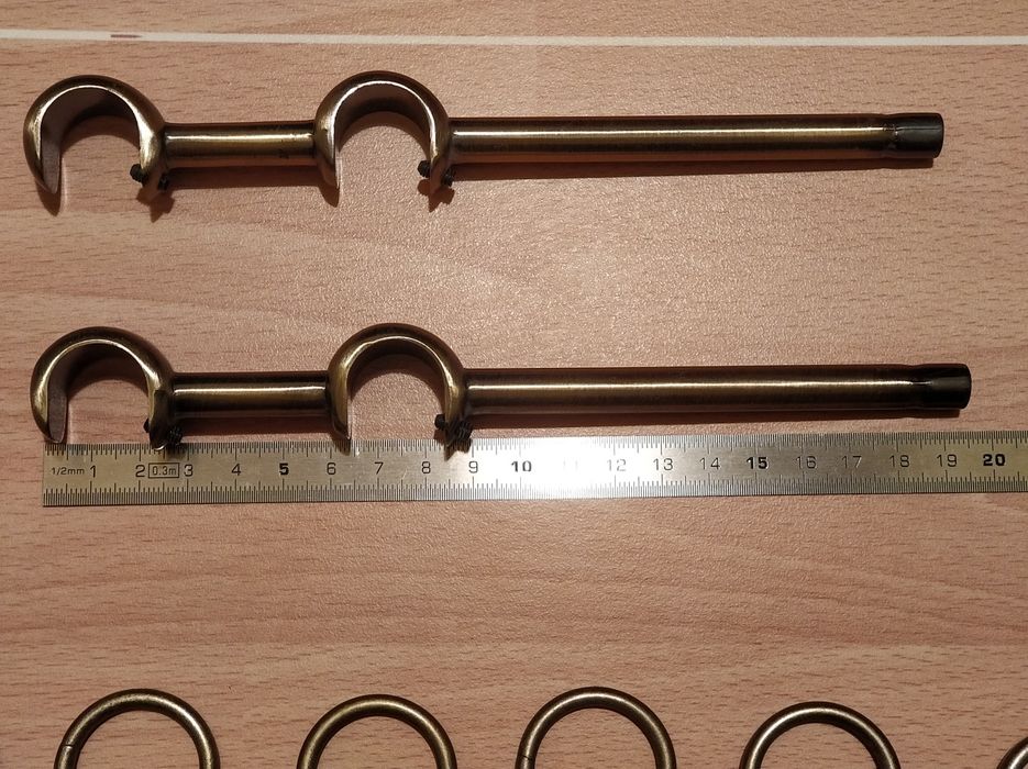 Długi karnisz w kolorze antyczne złoto