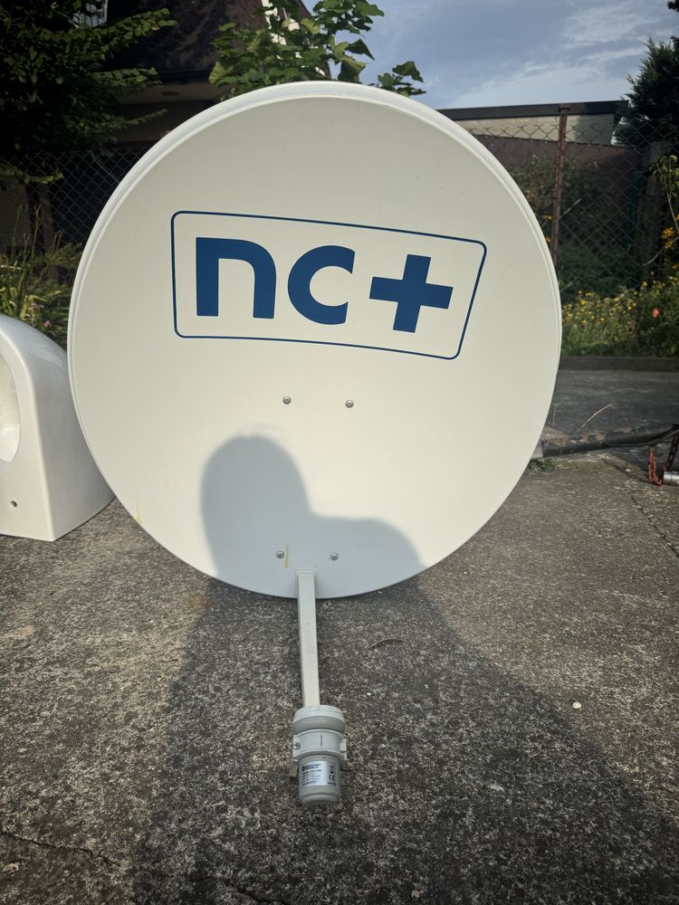 Antena satelitarna na zewnątrz budynku