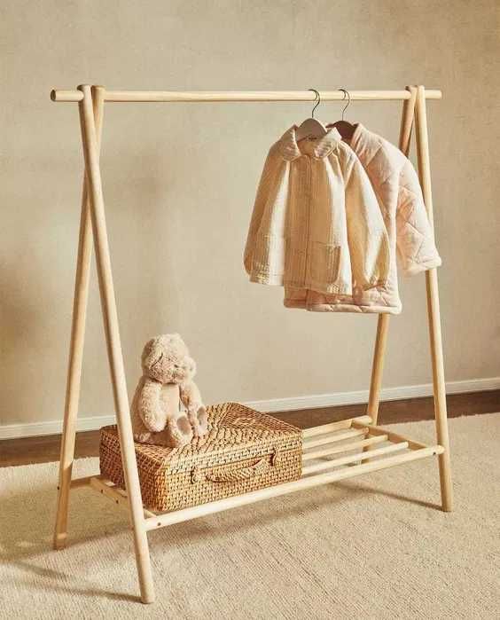 Cabide infantil / criança de madeira com barra e prateleira novo
