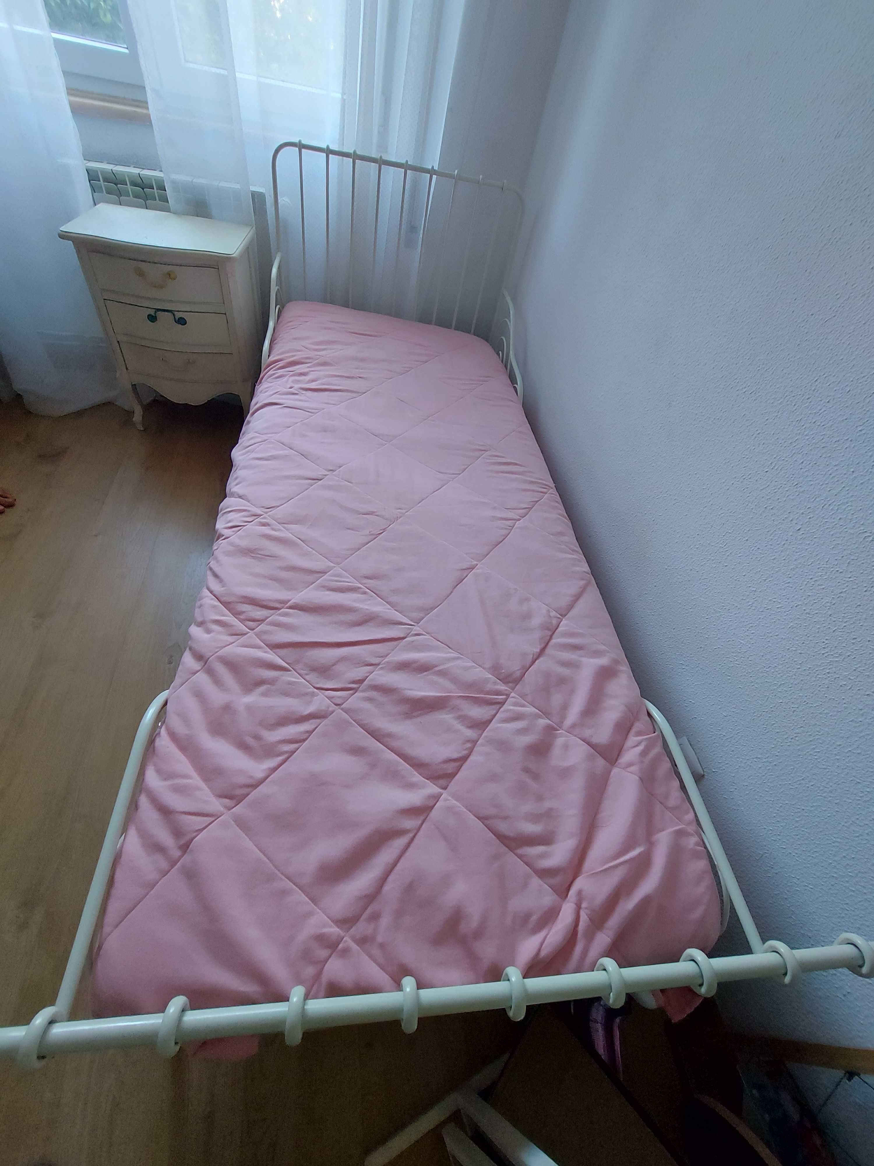Cama branca em ferro com colchão incluído