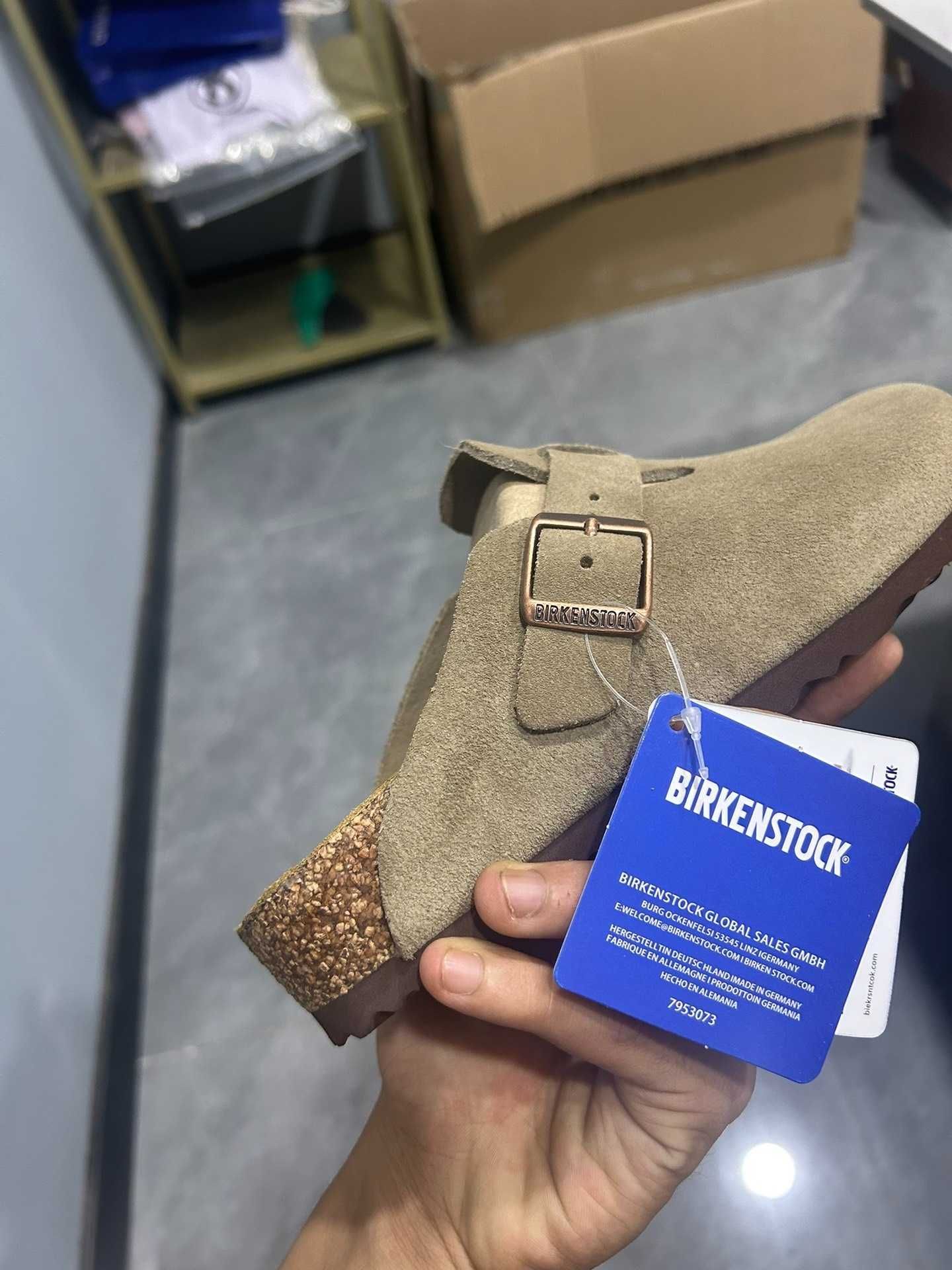 Nowe półkryte kapcie Birkenstock w kolorze piaskowym 39