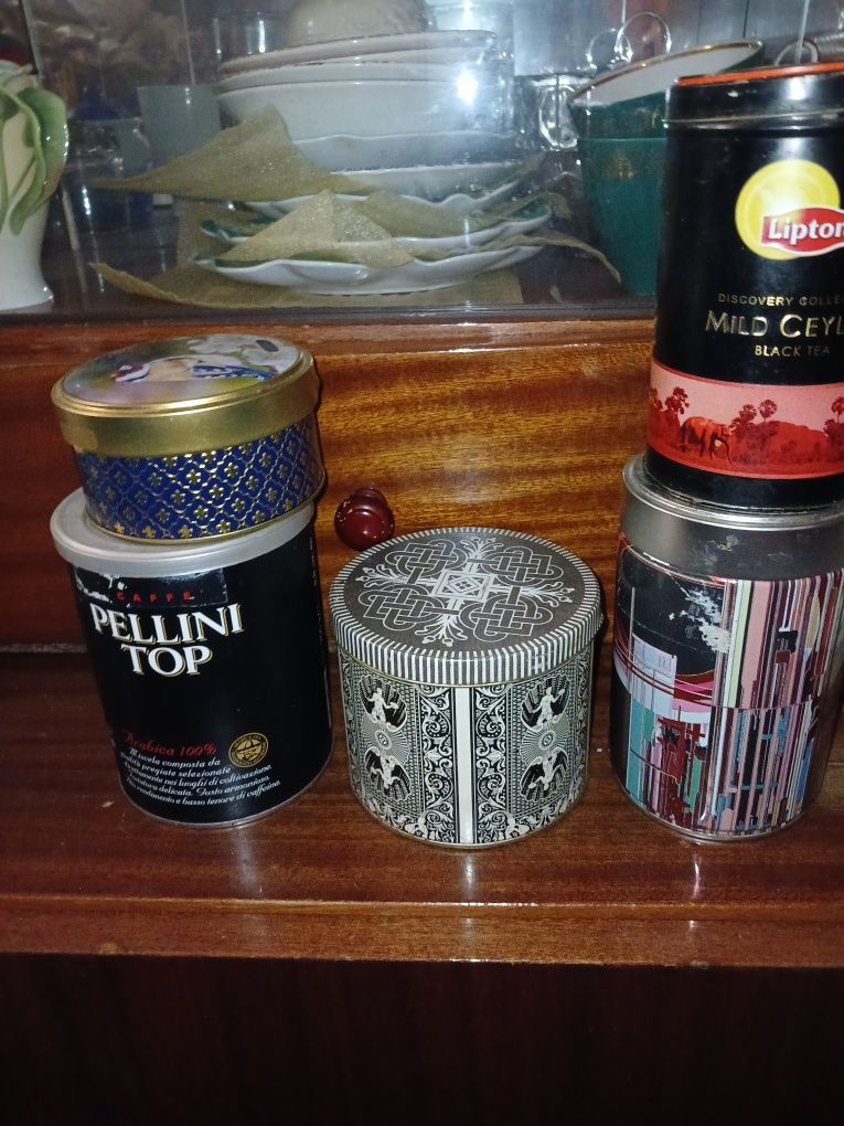 Продам жестяные  банки ,коробки