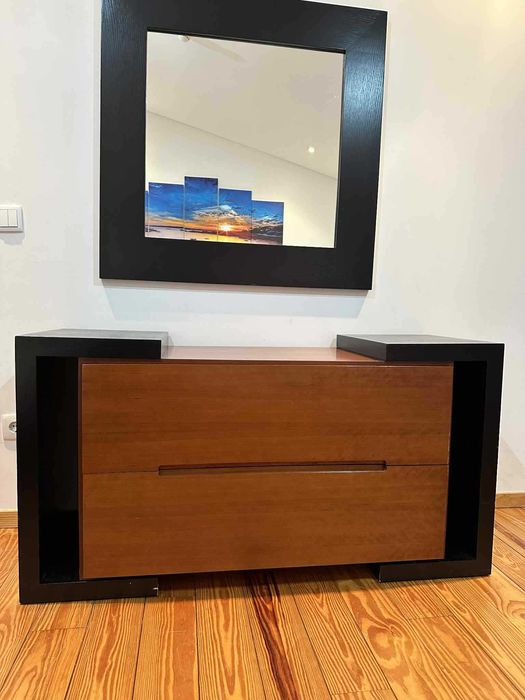 Excelente cómoda em madeira.