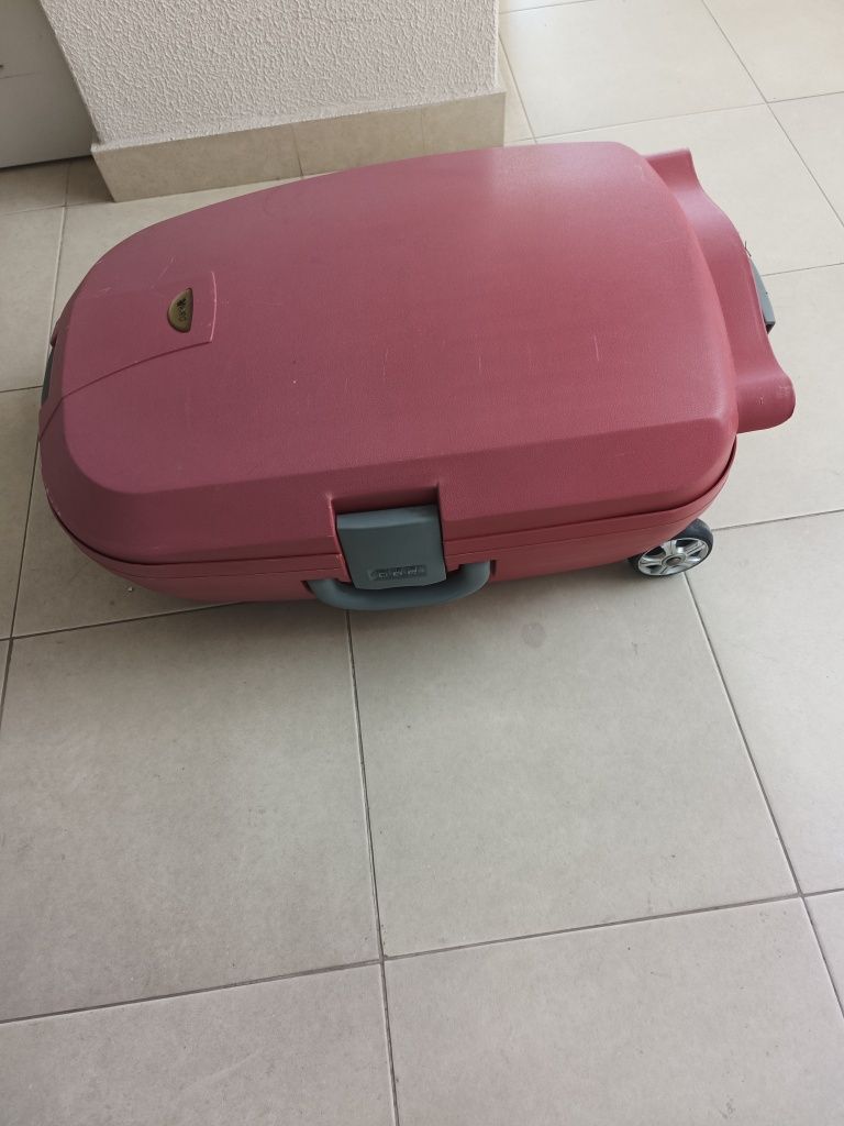 Mala de viagem cor de rosa