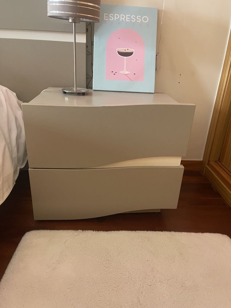 Cama de casal cinza e branco com 2 mesinhas de cabeceira. Boa qualidad