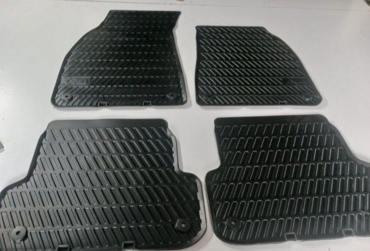 Oryginalne dywaniki gumowe Audi A4 b6 .b7 wersja Angielska