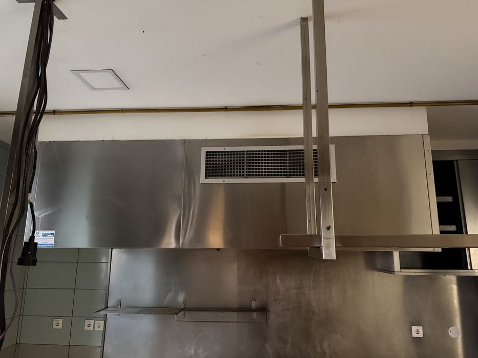 Hot de exaustão em inox com grelha de insuflação